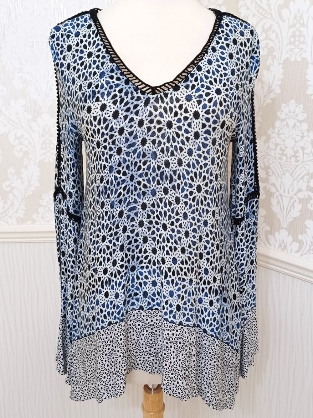 Jessica Simpson Tunic Flared Sleeve V-Neck Top - Size Small